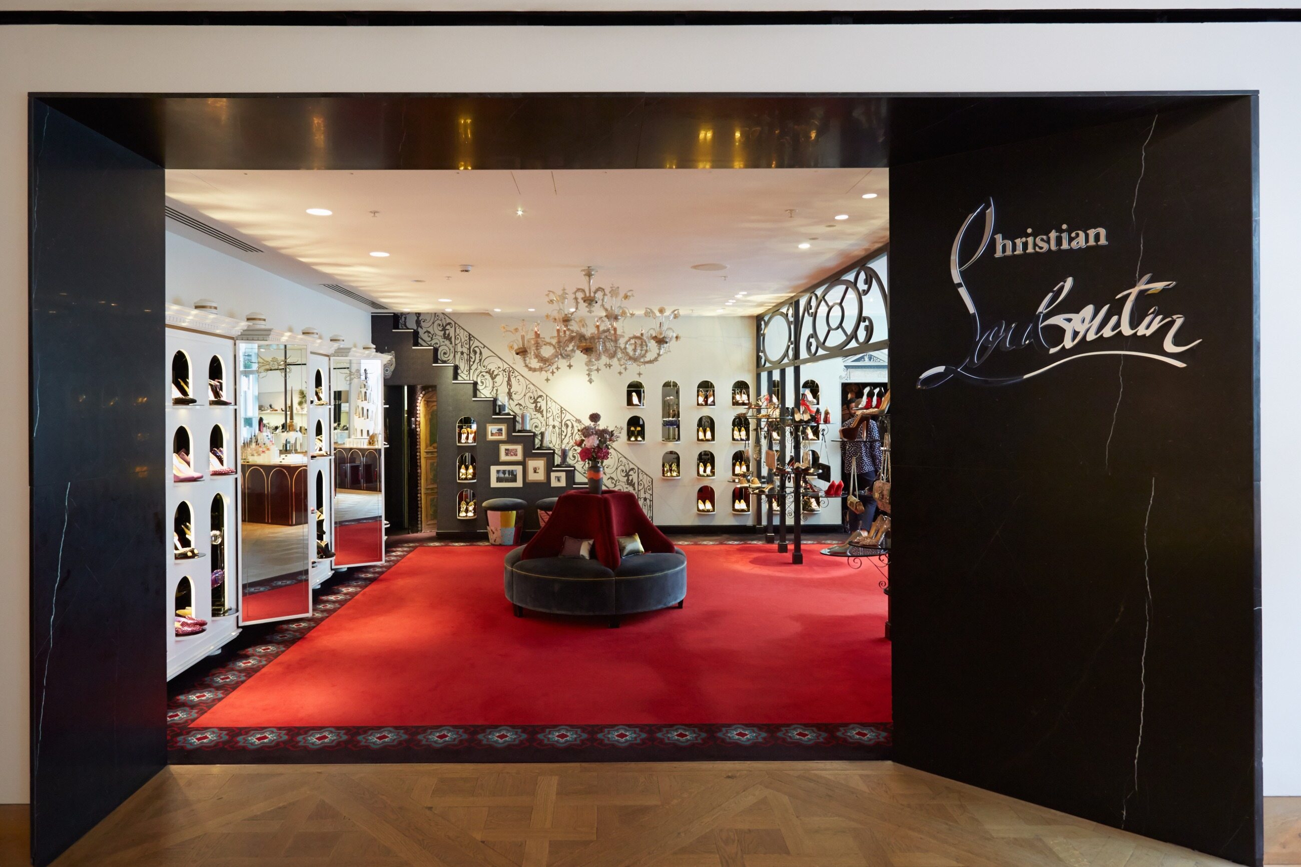 Popularne szpilki z czerwoną podeszwą są sygnowane nazwiskiem Christiana Louboutina. Jego poprawna wymowa to: